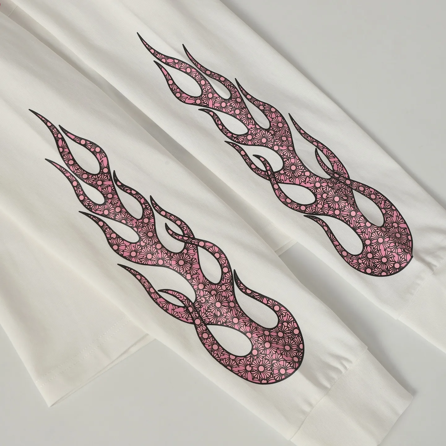 🅿️270 Come Hearts/Kro Heart Sanskrit Printed Long Sleeve, King of Autumn and Winter! Chest pockets, high weight threads on collar and cuffs, custom woven and dyed 280g double yarn pure cotton fabric, washed anti-counterfeiting tags and other auxiliary materials are all correct versions, super conspicuous, super good-looking and super atmospheric, same style for men and women! The overall upper body shows fashion and individuality, and it is recommended for couples to wear it together!! Color: Black White Size: XS-L